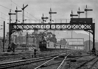 8-646s1, Cape Main Line, cl 4E on 66-up passing under Worcester North signal gantry, March 1954 red b