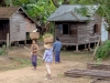 Die Bewohner von Thayetkon vor ihren Häusern