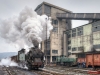 Bosnien: Extra angeheizt  für die Fotografen: Die Skoda-Reservelok im Normalspurbahnhof Banovici-Oskova; hinten der normalerweise eingesetzte Diesel. (23.2.2013) -  Foto: Michael Schneeberger