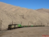 Chile 02: SQM Tocopilla: Neben den beiden Planloks GE-Boxcab #607 und #604 befördert der allmorgendliche Leerzug von Tocopilla hinauf nach Barriles auch eine Rangierlok für die Minenbahnhöfe am oberen Streckenende. -  Foto: Thomas Kabisch