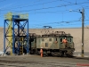 Chile 03: SQM Tocopilla: Der Frühzug aus Tocopilla hat nach zweistündiger Bergfahrt den Endbahnhof der Fahrleitung, Barriles, erreicht. Hier setzen die beiden GE-Boxcabs #607 und #604 um. Im Gegensatz zu ihrer wenig jüngeren Schwester verfügt letztere noch über die ursprünglichen, kleineren Frontfenster. -  Foto: Thomas Kabisch