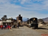 Chile 07: Ferronor Potrerillos: GR12 #409 und G12 #83 passieren mit einem Zug zum Hafen in Chañaral den dortigen Bahnhof. -  Foto: Thomas Kabisch
