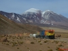 Chile 10: FCAB: Vulkan San Pedro mit Schneehaube: Auf über 3.500 m Höhe bringen GT22CU-3 #2407 und #2403 ihren Zug aus gedeckten Güterwagen von O'Higgins nach Ollagüe und weiter nach Bolivien. -  Foto: Thomas Kabisch
