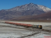 Chile 14: Auf 3.700 m Meereshöhe besitzt Cebollar einen der wohl einsamsten Fußballplätze der Welt. Diesen passieren GT22CU-3 #2407 und #2403 mit ihrem Zug Richtung Ollagüe. - Foto: Thomas Kabisch