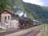 In der Vergangenheit fuhren gelegentlich auf der beeindruckenden Gebirgsbahn von Most nach Moldava Dampfsonderzüge. Am 23.5.1998 hat die Museumslok 434.1100 nach anstrengender Bergfahrt den Spitzkehrenbahnhof Dubí erreicht. Nach dem Wasserhalt und Fahrtrichtungswechsel folgt die letzte Etappe auf den Erzgebirgskamm Foto: Bertram Frenzel