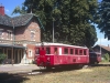 Nur im Sommerhalbjahr können Besucher die zum UNESCO-Weltkulturerbe zählende Parklandschaft bei Lednice mit der Bahn erreichen. Am 23.6.2013 übernahm der Triebwagen M131.1463 den Gesamtverkehr auf der kurzen Stichbahn. Beim ersten und beim letzten Zug des Tages wurde zusätzlich der am rechten Bildhintergrund zu sehende Beiwagen eingesetzt. Foto: Bertram Frenzel