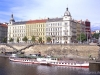 Das Foto zeigt den Seitenraddampfer »Vltava« am 11.5.2014 in Prag an der Anlegestelle Rašínovo nábřeží. Von dort beginnen die Linienfahrten nach Mělník und Slapy-Třebenice. Auch bei der Raddampferparade in Dresden konnte das Dampfschiff schon erlebt werden. Die Überführung von Prag nach Dresden dauerte zwei bzw. stromauf sogar drei Tage. Foto: Bertram Frenzel