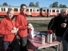 Inlandsbahn: Frühstückspause auf dem Bahnsteig mit den jungen, stets freundlichen Zugbegleitern