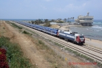 Israel 3: Unterhalb des Karmelberges in Haifa ist Lok 746 mit Zug 6148 von Modi´in Center nach Nahariyya unterwegs. Im Hintergrund ist das  Nationale Meeresforschungsinstitut zu erkennen. 9. Mai 2014