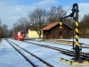 Südböhmen 1: Intakte Eisenbahn-Infrastruktur in Kunžak-Lomy. Als T47 018 mit Os 264 am 8.2.2013 hier kurz Station macht, steigen nur wenige Fahrgäste ein, denn mit nur einem werktäglichen Zugpaar auf dem südlichen Streckenast ist das Angebot im Winterhalbjahr sehr bescheiden.