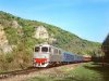 Am 23.4.2000 fotografierte Bertram Frenzel 62-1116 mit A 1932 (Ora dea - Galați) bei Vadu Crișului. Zu diesem Zeitpunkt war die Lok noch nicht mit einem Generator für die Zugheizung nachgerüstet worden