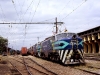 Chile E3208 mit weiteren loks im Schlepp sowie einem Güterzug in Talca (Foto Bertram Frenzel)