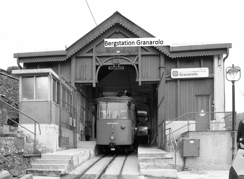 Triebwagen 1 der Zahnradbahn Genua in der Bergstation, 5.1.2013