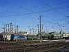 Der Personenbahnhof in L’viv ist Stromsystemwechselbahnhof mit umschaltbaren Gleisen. Rechts im Bild warten die Gleichstromelloks ΒЛ10-1482 und ΒЛ10-1479 mit Reisezügen auf die Abfahrt in Richtung Süden. Die links davon zu sehenden Wechselstromelloks ЧC4-193 (modernisiert mit neuem Lokkasten) und ΒЛ80T-1238 hatten zuvor die beiden Züge bis L’viv gebracht und befinden sich nun gemeinsam auf der Fahrt ins Depot.