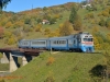 Nur noch zwei Nahverkehrszugspaare verkehren im Abschnitt Voronenko - Rachiv. Es herrscht goldenes Herbstwetter als am 19.10.2012 die nur dreiteilige Garnitur mit Triebkopf Д1 768-1 am Zugschluss als Zug 6404/03 nach Ivano-Frankivs’k die große Brücke unmittelbar nördlich der Station Kvasy befährt.