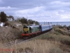 Der Vorortverkehr um Kerč ist heute leider Geschichte. Am 2.10.2010 fuhr ЧМЭ3-1749 mit einem Personenzug vom Bahnhof Krym kommend am Schwarzen Meer entlang zurück nach Kerč.