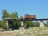 TU8-0364 mit einem Schüler-Sonderzug auf der Myzunka-Brücke in NovyjMizun\' (August 2012)