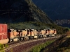 Ein bergab fahrender Containerzug der BNSF mit fünf Maschinen in gleicher Bauart und Lackierung