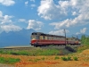 Triebwagen 850 042, hier bei VelâkÃ¡ Lomnica, auf der Fahrt nach Poprad, im Hintergrund die Hohe Tatra, Juli 2003 - Foto: Karl-W. Koch