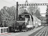 Die bekannte Straßen-/ Schienenbrücke der Strecke Tábor – Bechyně kurz vor dem Endpunkt in Bechyně sieht heute eher Dieseltriebwagen. Im Herbst 2003 waren die Gleichstrom-Elloks noch die Regel im Alltags-Einsatz. - Foto: Karl-W. Koch