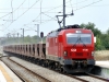 Algarve: Mit einem Schotter-Ganzzug durcheilt die 4706 am 31.05.12 den Bahnhof Albufeira-Ferreiras in Richtung Faro.