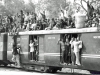 Bangladesh: Der größte Unterschied zwischen einem überfüllten Zug in Deutschland und einem überfüllten Zug in Bangladesch? Ganz offensichtlich die Laune der Passagiere