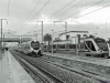 Tunesien: Im Bahnhof Ezzahre braust ein als Expresszug verkehrender AGM 800 (links) an einem wartenden Zug (rechts) der Réseau Ferroviaire Rapide vorbei.