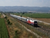 Der \"Hellas-Sprinter\" 120 120 013 befördert den aus Athen kommenden IC 50 weiter nach Thessaloniki, hier auf dem Streckenabschnitt zwischen Domokos und Paleofarsalos (10.08.2011)