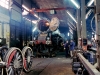 Bahnwerkstatt Bukinje: Während 33-503 eine Hauptuntersuchung erhält, werden am 5. April 2011 an der links zu sehenden 33-064 Fristarbeiten durchgeführt.