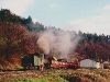 Schmalspurbahn Banovići: Die 83-158 fährt den beladenen Zug das kurze Stück vom Bahnhof Oskova zur Entladeanlage.