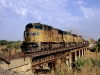 Im Sacramento Valley gibt es nur wenige landschaftliche Höhepunkte. Bei Wheat-land, CA überbrückt eine pragmatisch konstruierte Trestle den Dry Creek. SD70M-4459, C44-9W 9613 und ES44AC 7643 mit einem Manifest (gemischten Güterzug) Richtung Marysville, CA.