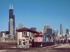 An der 16th Street wird die Metra Rock Island Line von mehreren Gleisen der CN gekreuzt. Metra F40PH-2 183 hat soeben die La Salle Street Station verlassen und rumpelt gleich laut scheppernd über den Diamond.