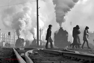 Nachrichten - China: Dampflokatmosphäre pur in Fuxin: Morgens versammeln sich die Dampfloks und Dieselloks zum Schichtwechsel in der Stadt.