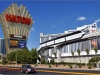 Las Vegas: Weiß in weiß, so präsentierten sich Monorail und das Hilton-Hotel am 29. August 2011. Eher ungewöhnlich war allerdings das Erscheinungsbild dieser Garnitur, denn normalerweise tragen alle Monorail-Züge irgendeine Art von Werbung.
