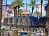 Las Vegas: Beide Mandalay-Trams sind am 30. August 2011 fast gleichzeitig unterwegs. Während das rechte Fahrzeug ohne Zwischenstopps zum Mandalay-Hotel durchfährt, wird der linke „Cable Liner“ gleich an der Station Luxor anhalten.