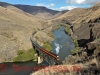 SP4449 kämpft sich durch den Deschutes River Canyon bergan in Richtung Bend und hat bald Maupin/OR erreicht.