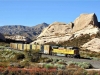 V_Lok: An den „Mormon Rocks“ vorbei schiebt die SD9043AC 8075 am 31. August 2011 ihren Güterzug auf der UP-Trasse zur Cajon-Passhöhe hinauf.