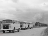 brasilien_06 - In Deutschland ist es derzeit üblich, für Fotozugveranstaltungen historische Autos aufzutreiben und  diese gezielt neben den Fotozügen zu positionieren. Diese Aufnahme in Brasilien entstand dagegen eher zufällig mit den am Straßenrand geparkten Mietbussen der Reisegruppe.