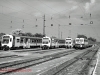ungarn_04 - Die 423 243 verlässt Vác mit einem Vorortzug in Richtung Szob. Links davon warten die Triebzüge BDVmot/Bmxt 010, 001 und 006 auf Reisende in Richtung Budapest (20.6.2013).