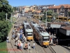 ungarn_05 - Am Szell Kálmán tér besteht Übergang zwischen der Metrolinie 1 und verschiedenen Bus- und Straßenbahnlinien. Die beiden im Vordergrund zu sehenden Doppeltraktionen bestehen aus Tatrawagen vom Typ T5C5K. Rechts hinten fahren die Combino-Züge der Linien 4 und 6 ab (12.6.2013).