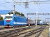 Für die Züge von Moskva Kazanskaya Richtung Süden werden offensichtlich gerne die Lokomotiven der Serie EP1M in ursprünglicher Lackierung eingesetzt. EP1M-407 mit Zug 79 (Archangelsk – Adler) überholt im Bahnhof Rossosch Zug 34 (Moskava Kazanskaya – Vladikavkaz) mit der EP1M-439.