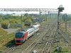 Mit EP2D-003 erreicht einer der beiden neuen Triebwagen als Zug 100 (Yerevan – Gyumri) am 21. September 2019 den Abzweigebahnhof Masis. Die zwei Störche scheinen sich an den schütteren Eisenbahnverkehr gewöhnt zu haben und lassen sich durch den Zug nicht vertreiben.
