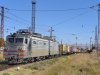 Mit einem sehr fotogenen Containerzug verlässt VL10-1752 am Vormittag des 23. September den Bahnhof von Gyumri in Richtung Yerevan. Rechts befinden sich die Werkstättenanlagen der Eisenbahn.