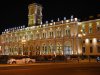 St. Petersburg: Hell erleuchtet strahlt die Fassade des Moskauer Bahnhofs in Sankt Petersburg auch weit nach Mitternacht.