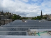 Blick über die Dächer der Edinburgh Waverley Station: rechts das Scott-Monument, in der Mitte die Zufahrten zum Bahnhof, dahinter die National Gallery und darüber links Edinburgh Castle