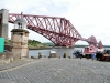 die Firth of Forth - Brücke mit dem alten Leuchtturm in Queensferry North