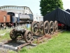 Radsatz der Dampflok 46 464, die bei der "Caledonian Railway" in Bridge of Dun aufgearbeitet wird. Dahinter Satteltankloks und der überdeckte Fußgängersteg zu den Bahnsteigen.