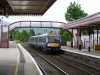 Triebwagen 170454 fährt auf dem Weg nach Inverness in in den wohlgepflegten Bahnhof Aviemore ein