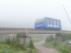 ein Wagen der "CairnGorm Mountain Railway" kurz vor der Talstation in einer Nebelwolke