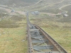 die aufgeständerte Trasse der "CairnGorm Mountain Railway" mit der Kreuzungsstelle in einer Regenpause